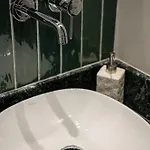 Nais & شقة خانيا